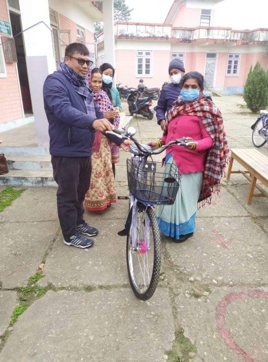 महिला स्वास्थ्य स्वयमसेबिकाहरुलाइ प्रोत्साहन स्वरुप साइकल बितरण