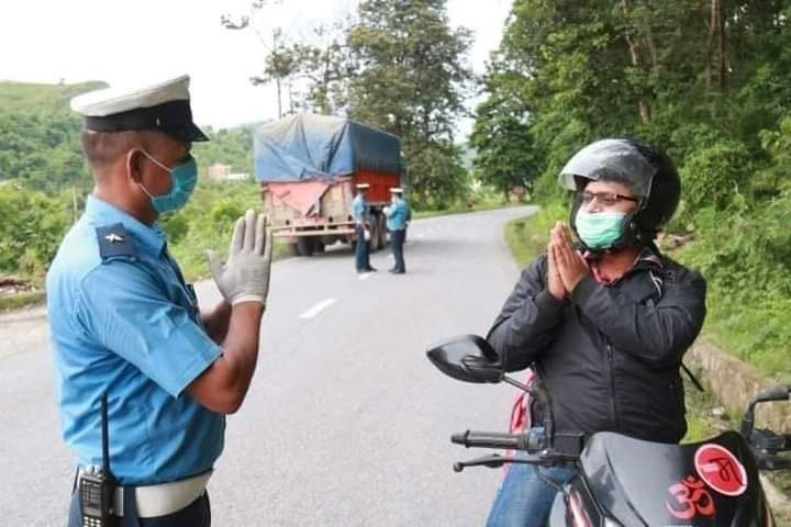 अबदेखि सवारि चालकलाइ ट्राफिक प्रहरिले 'नमस्कार' गर्ने,नवलपुरमा पनि अभियान सुरु