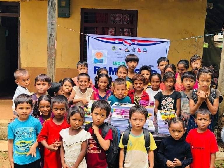 विपन्न बालबालिकालाई लियो क्लब अफ रामनगरको शैक्षिक सामाग्री सहयोग