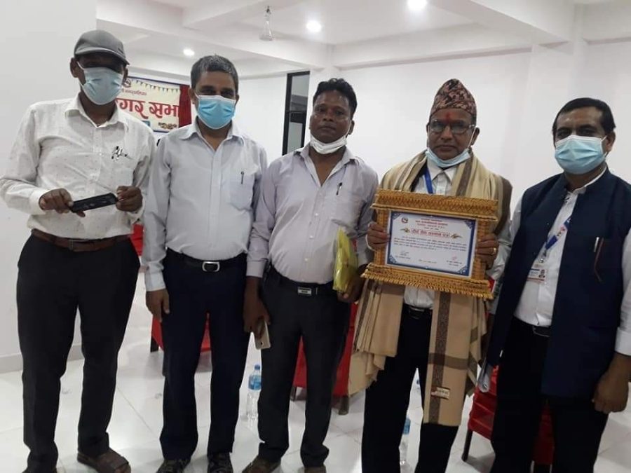 कावासोती नगरपालिकाद्वारा वडा सचिब न्यौपाने सम्मानित